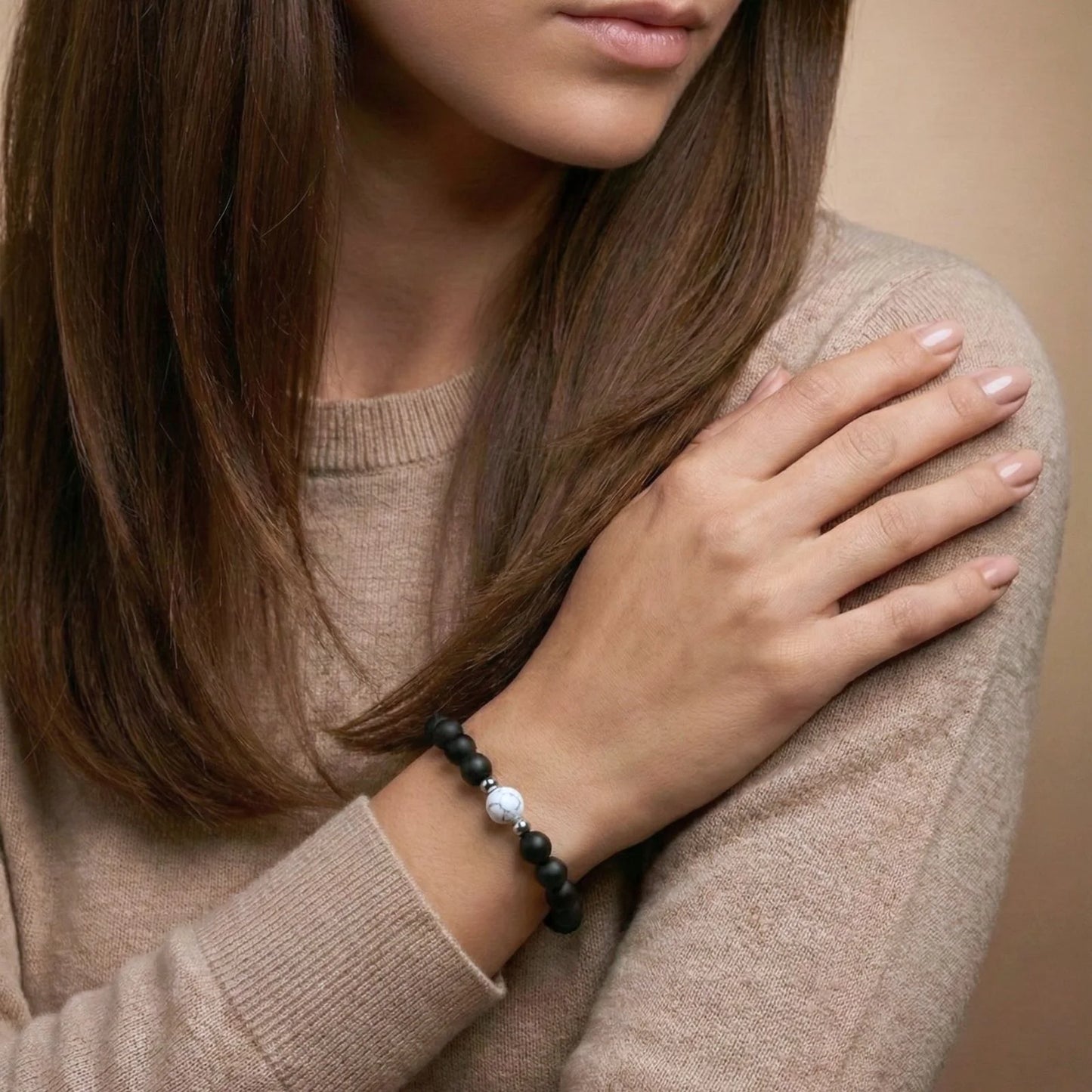 Femme portant le bracelet en howlite et onyx du duo bracelet couple AMORE.