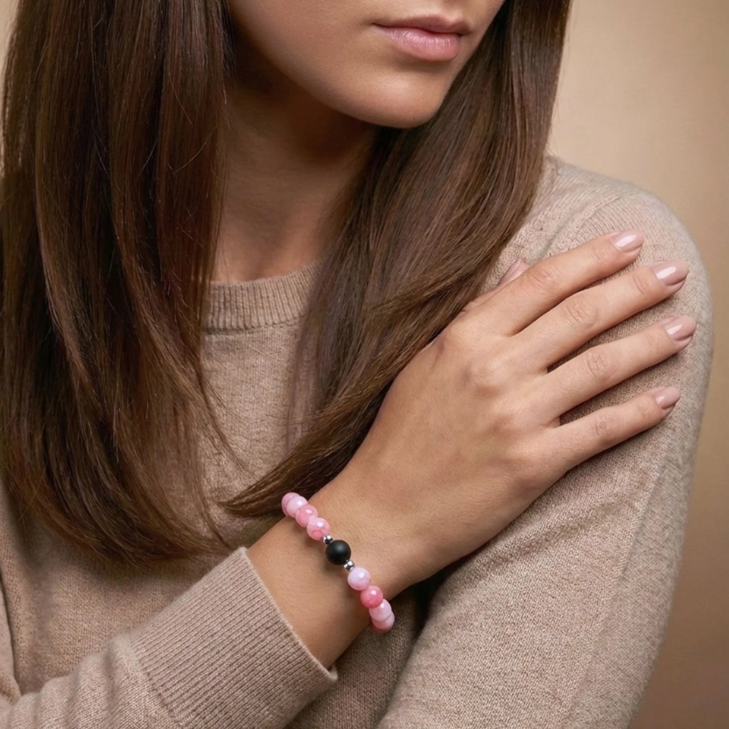 Femme portant le bracelet en jade rose et onyx du duo bracelet couple AMORE.