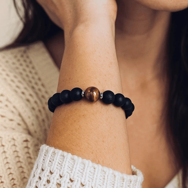 Bracelet AMORE en Onyx porté par une femme – élégance et équilibre