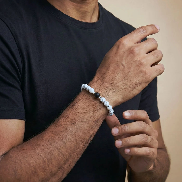 Homme portant le bracelet en howlite et onyx du duo de bracelets couple distance AMORE de Antaluna.