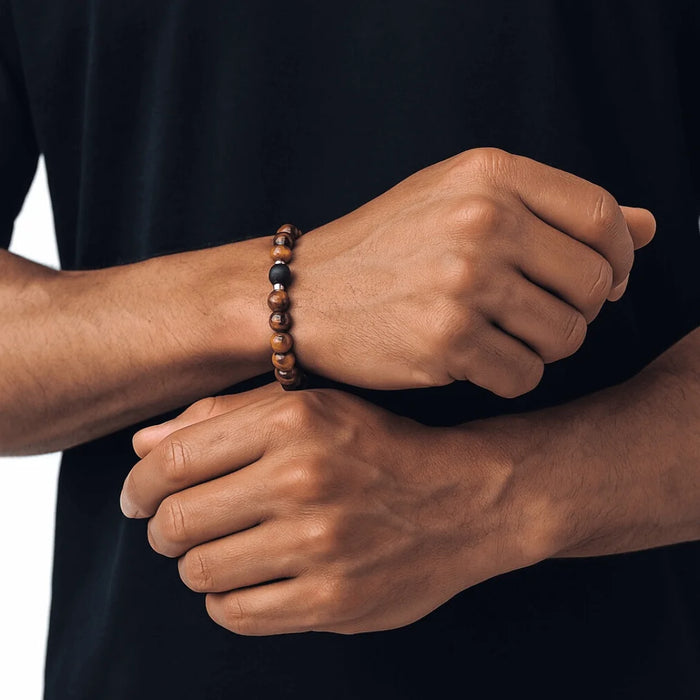 Bracelet AMORE en Œil de Tigre porté par un homme – force et protection