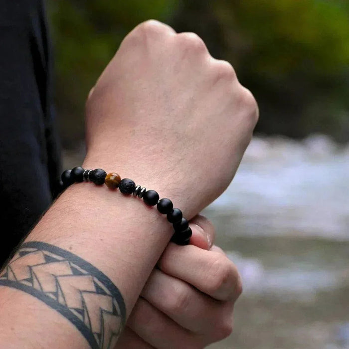 Bracelet ENERGIA porté par un homme – pierre naturelle œil de tigre