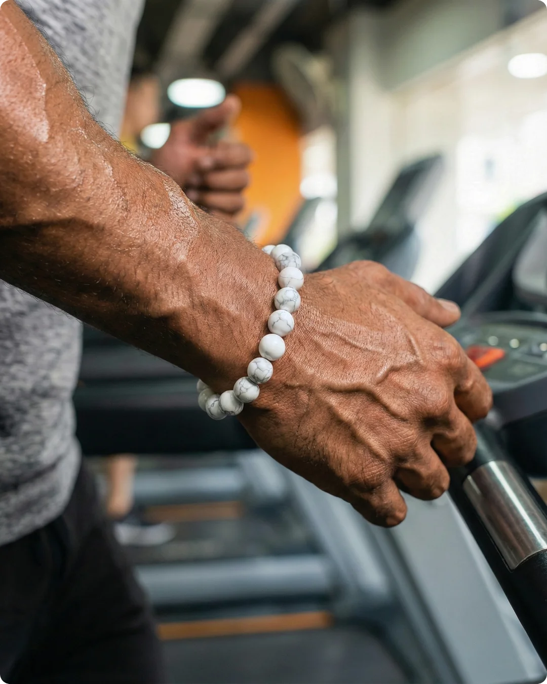 Bracelet homme en howlite porté pendant le sport. Aide a la concentration et a réduire les pensée envahissantes. Bracelet Anti-stress.