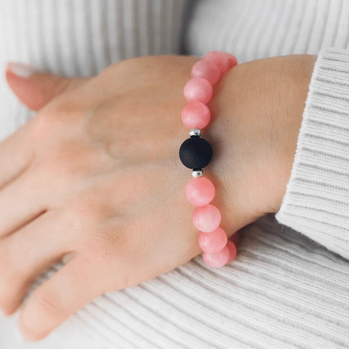 Bracelet AMORE en Jade rose porté par une femme – douceur et féminité