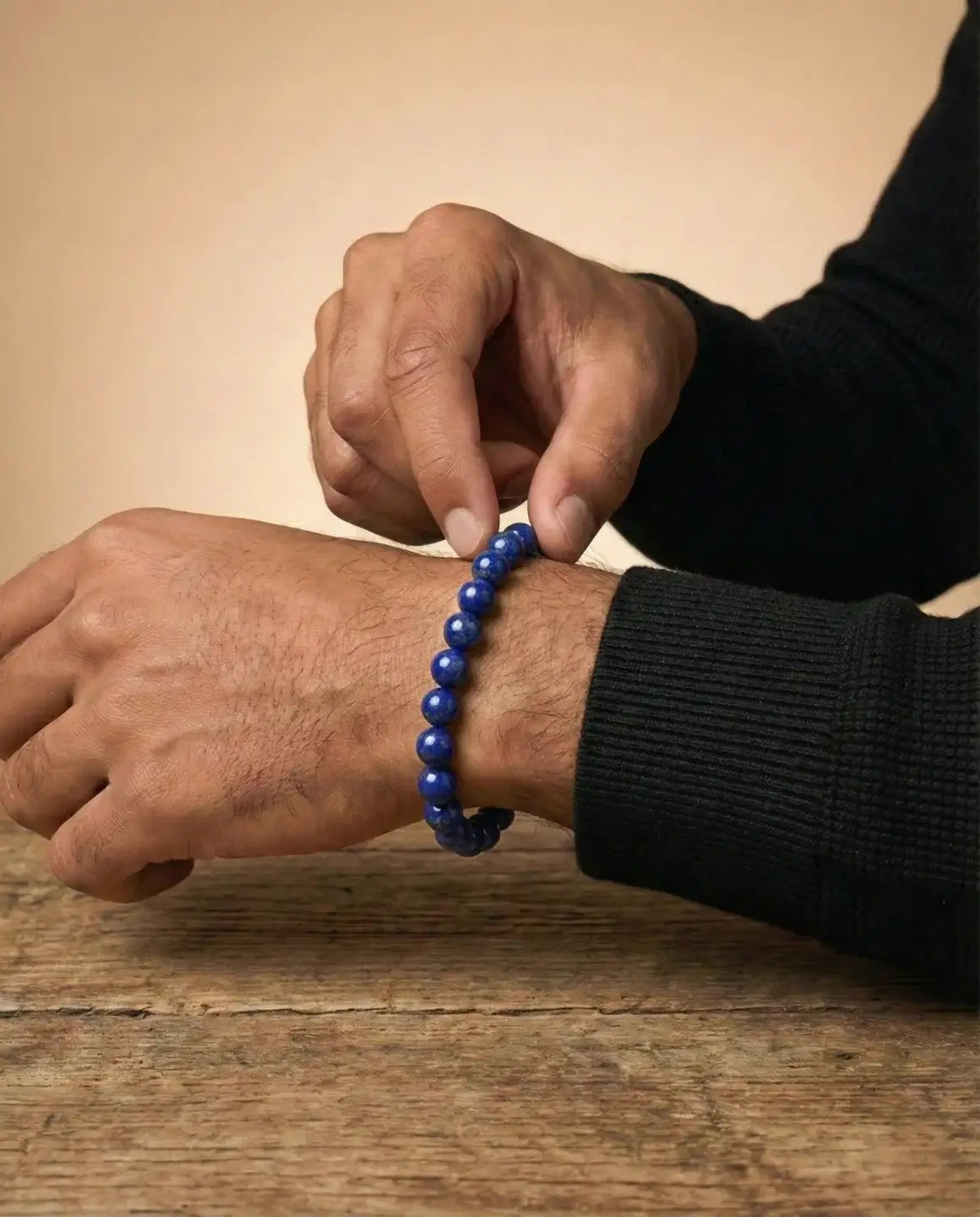 Bracelet en lapis-lazuli porté au poignet, illustration du port à gauche ou à droite selon l’intention
