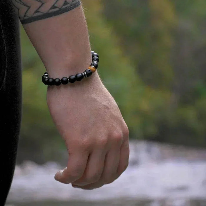 Bracelet homme en pierre naturelle porté dans la nature – ENERGIA Œil de tigre