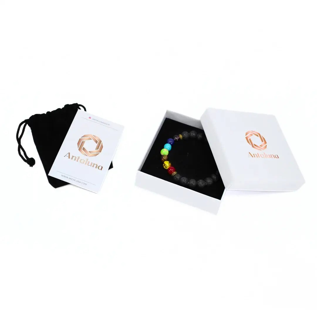 Bracelet 7 chakras en pierres naturelles présenté dans un coffret Antaluna avec pochette et carte de marque