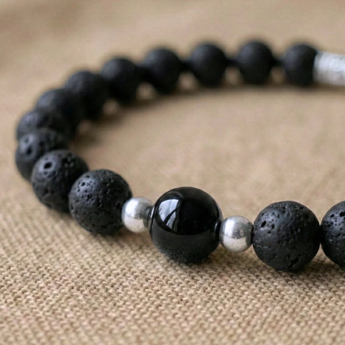 Vue rapprochée sur les pierres de onyx et pierre de lave du bracelet AMORE de Antaluna.