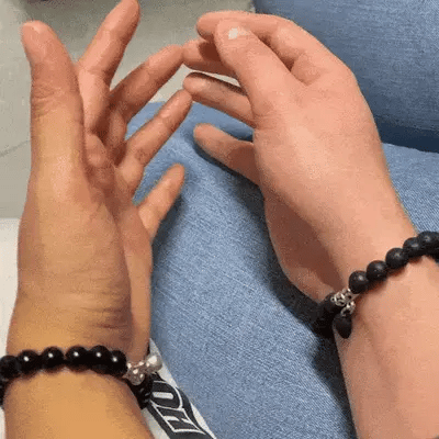  Bracelets AMORE portés par un couple – pierre volcanique et Onyx
