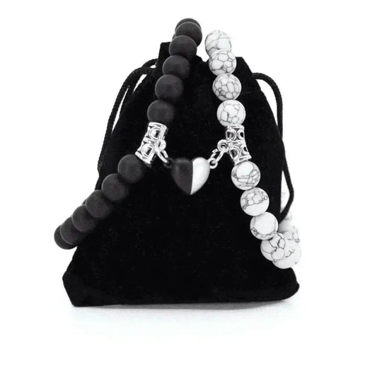 Bracelets AMORE en Howlite et Onyx posés sur pochette Antaluna