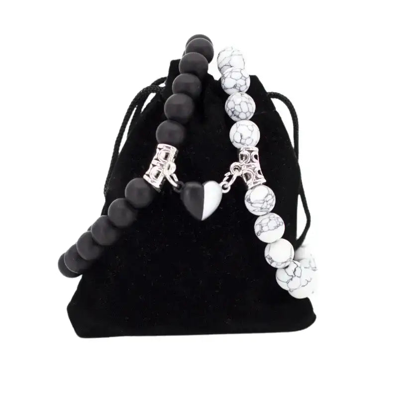 Bracelets AMORE en Howlite et Onyx posés sur pochette Antaluna