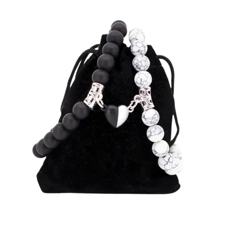 Bracelets AMORE en Howlite et Onyx posés sur pochette Antaluna