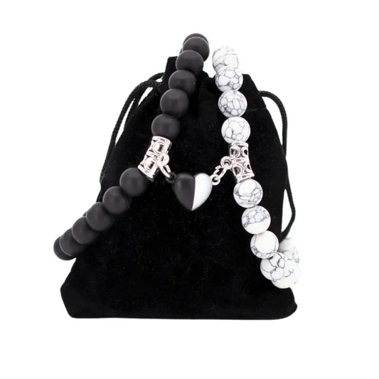 Bracelets AMORE en Howlite et Onyx posés sur pochette Antaluna