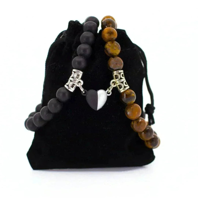 Duo de bracelets AMORE en Onyx et Œil de Tigre présenté sur pochette Antaluna