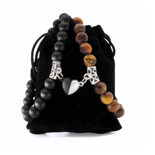 Duo de bracelets AMORE en Onyx et Œil de Tigre présenté sur pochette Antaluna