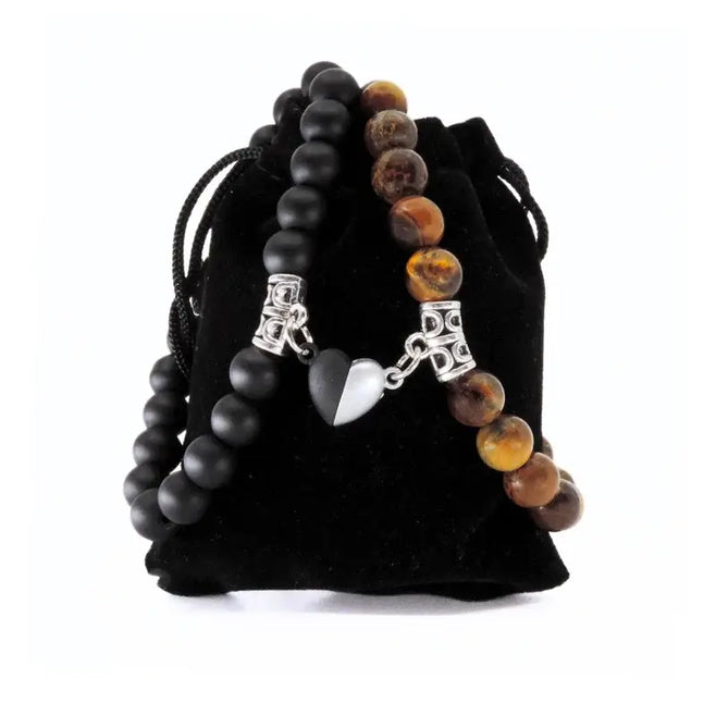 Duo de bracelets AMORE en Onyx et Œil de Tigre présenté sur pochette Antaluna