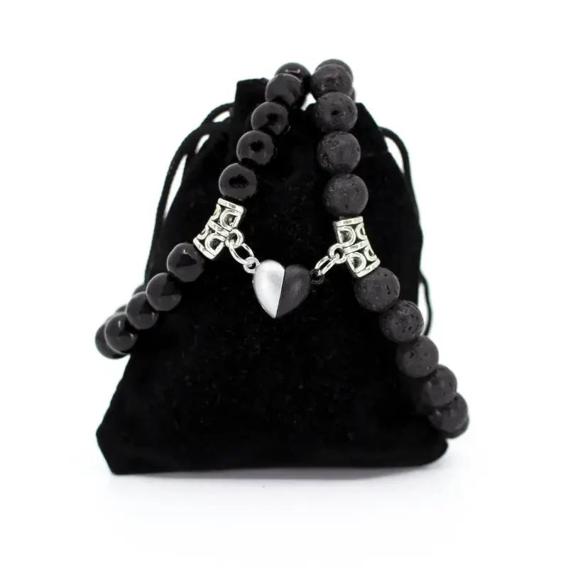 Bracelets AMORE en Pierre de Lave et Onyx sur pochette noire Antaluna
