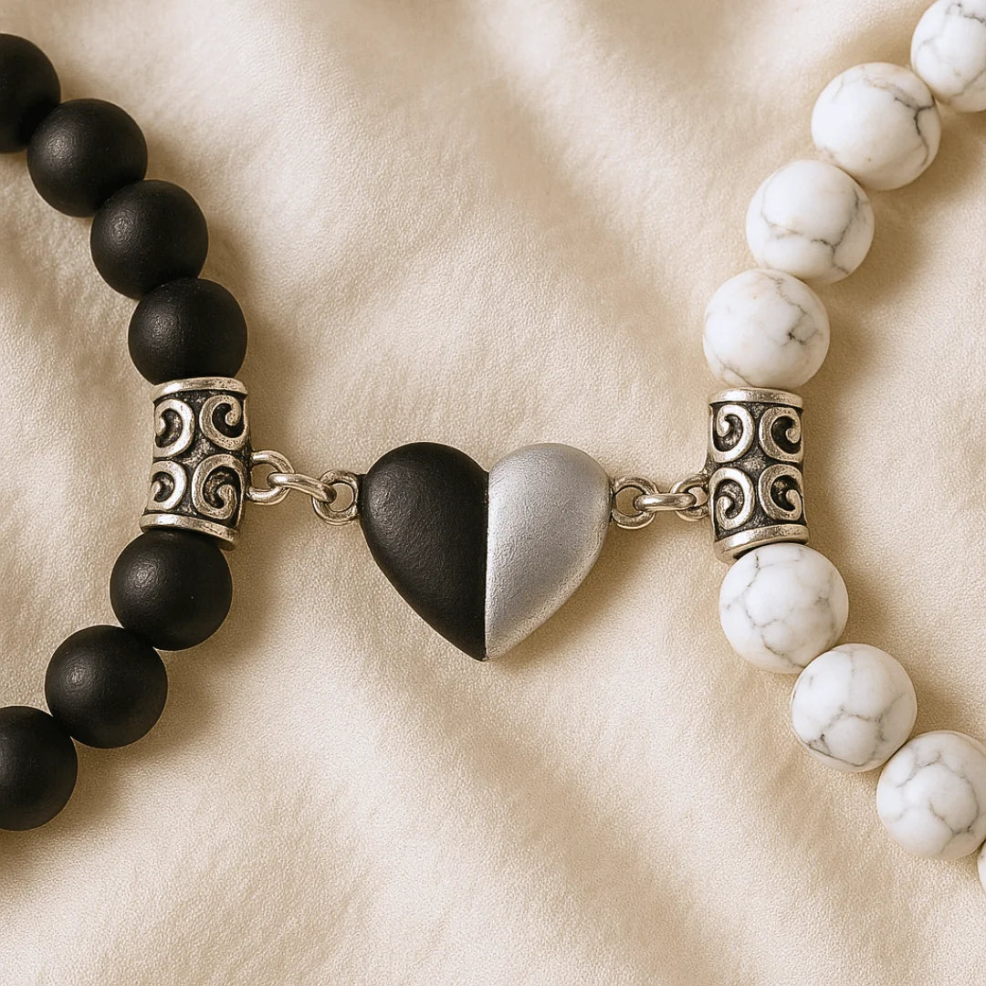 Bracelets couple AMORE en Howlite et Onyx formant un cœur