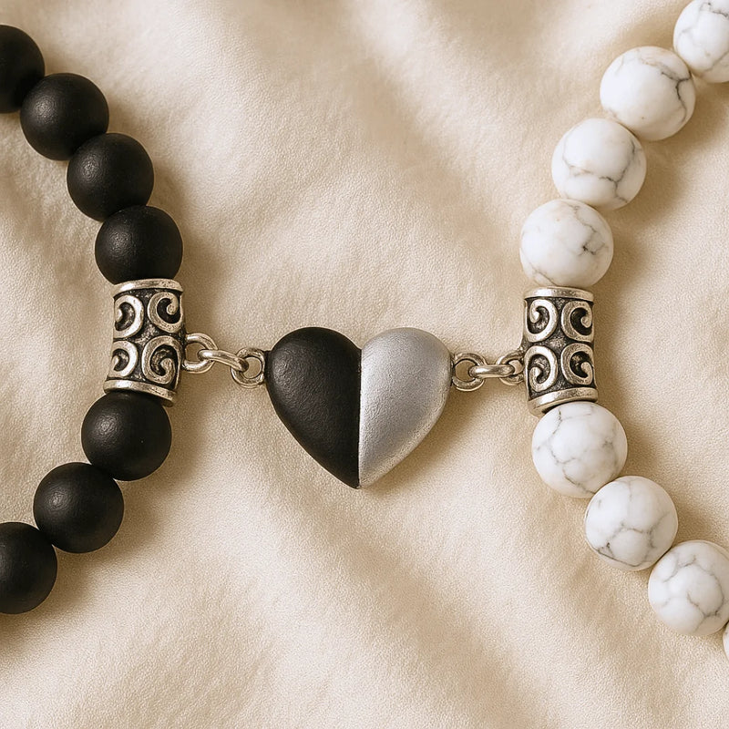 Bracelets couple AMORE en Howlite et Onyx formant un cœur