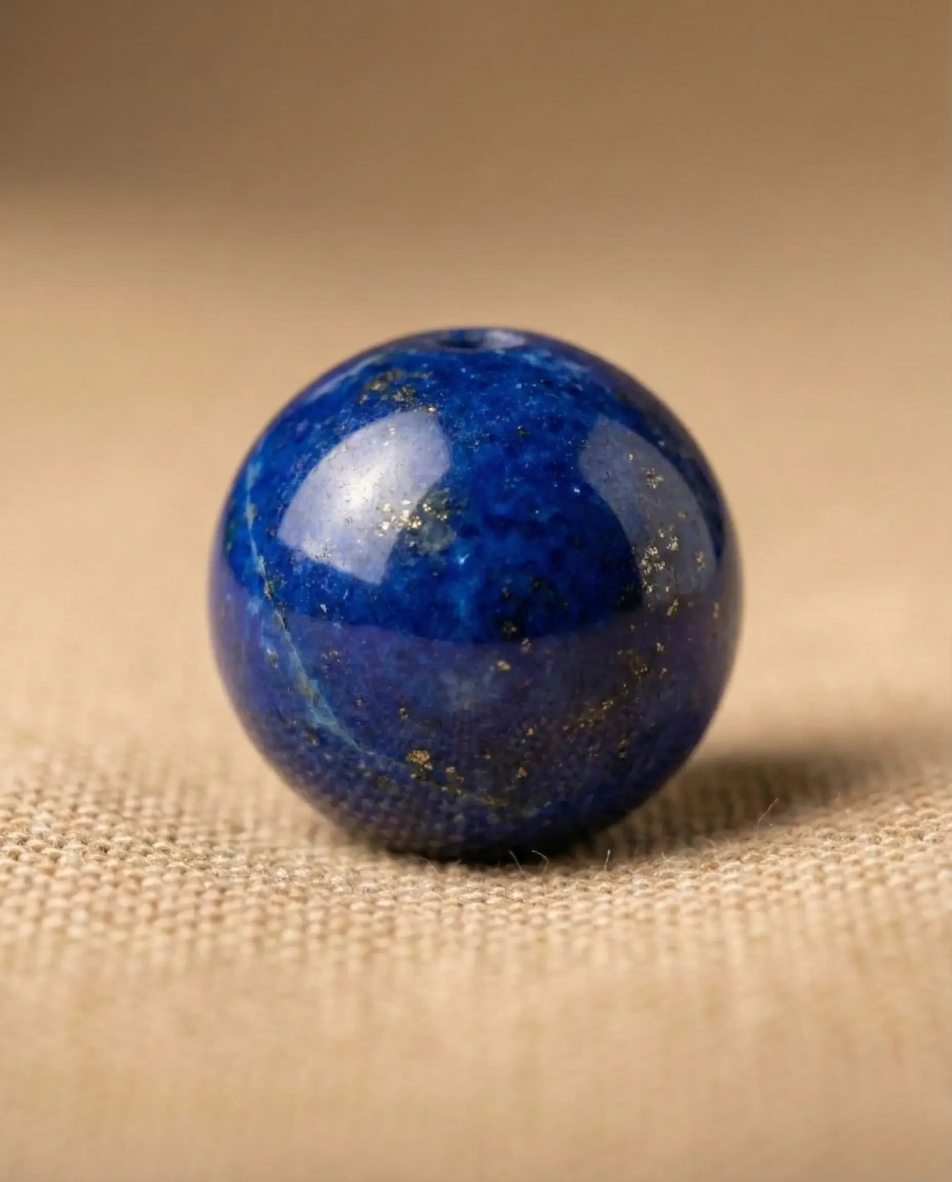 Pierre naturelle de lapis-lazuli bleue utilisée en lithothérapie pour ses vertus de clarté mentale, intuition et communication
