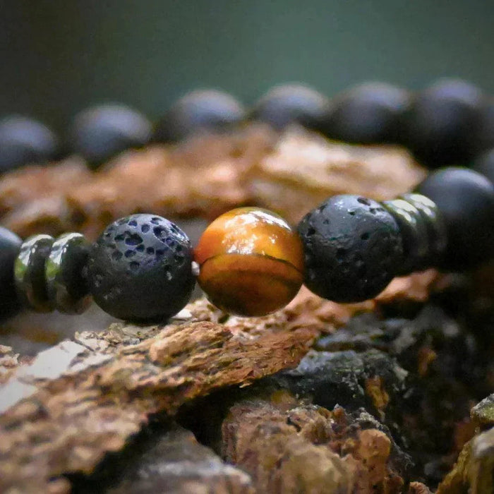 Zoom sur les perles en œil de tigre et pierre de lave – bracelet homme ENERGIA