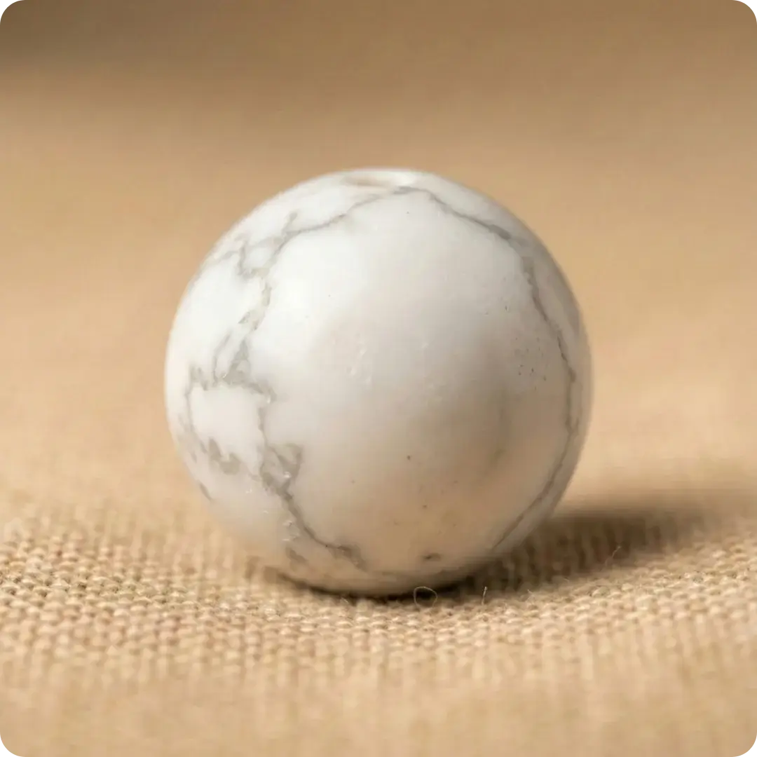 Pierre howlite naturelle au ton clair et marbré, appréciée pour son esthétique douce dans les bracelets Antaluna.